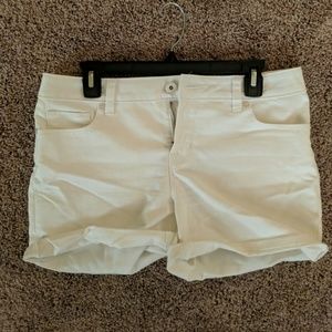 White denim strech shorts